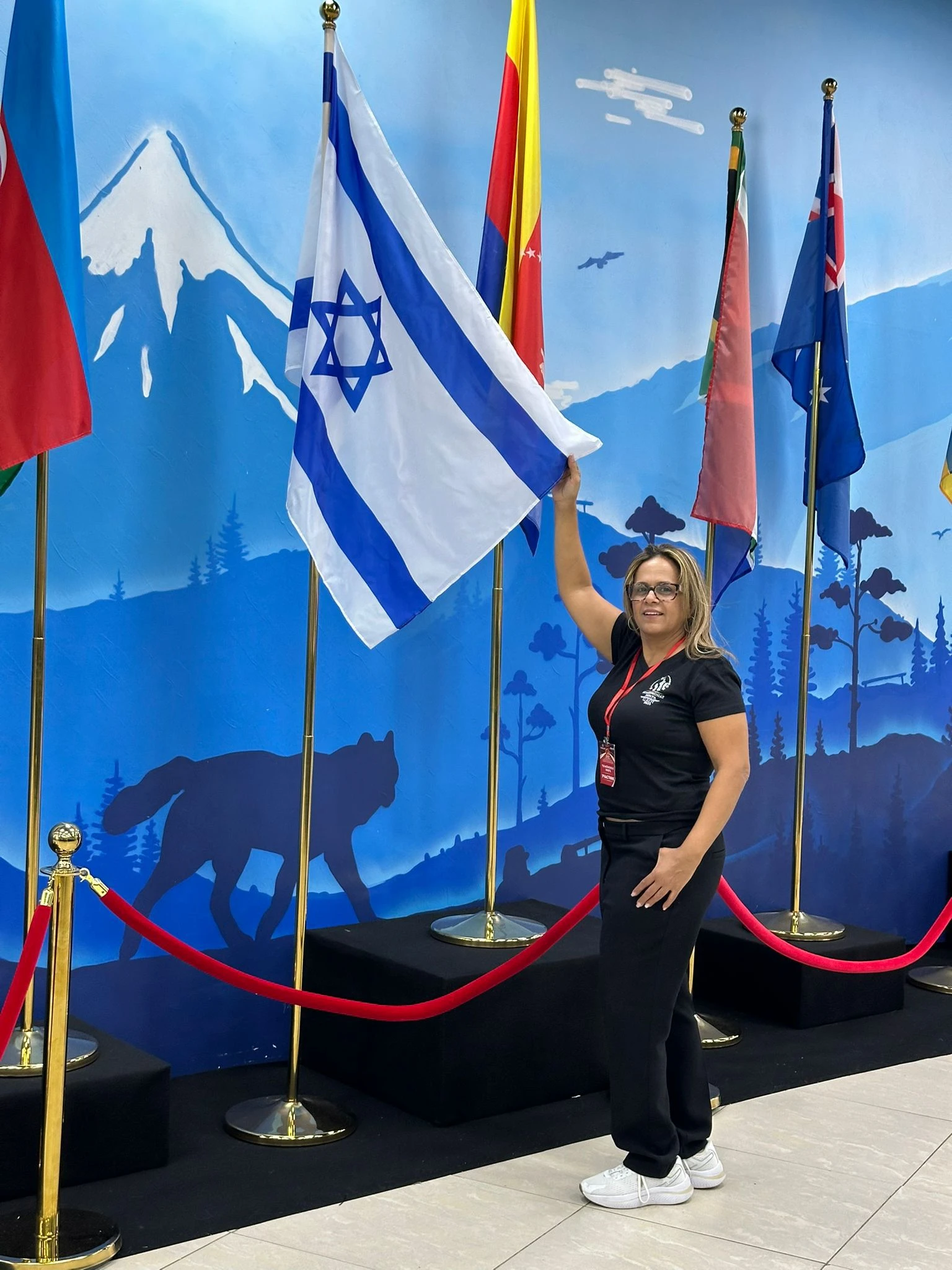 נערה בחליפה שחורה עם דגלים ישראליים בחזרה