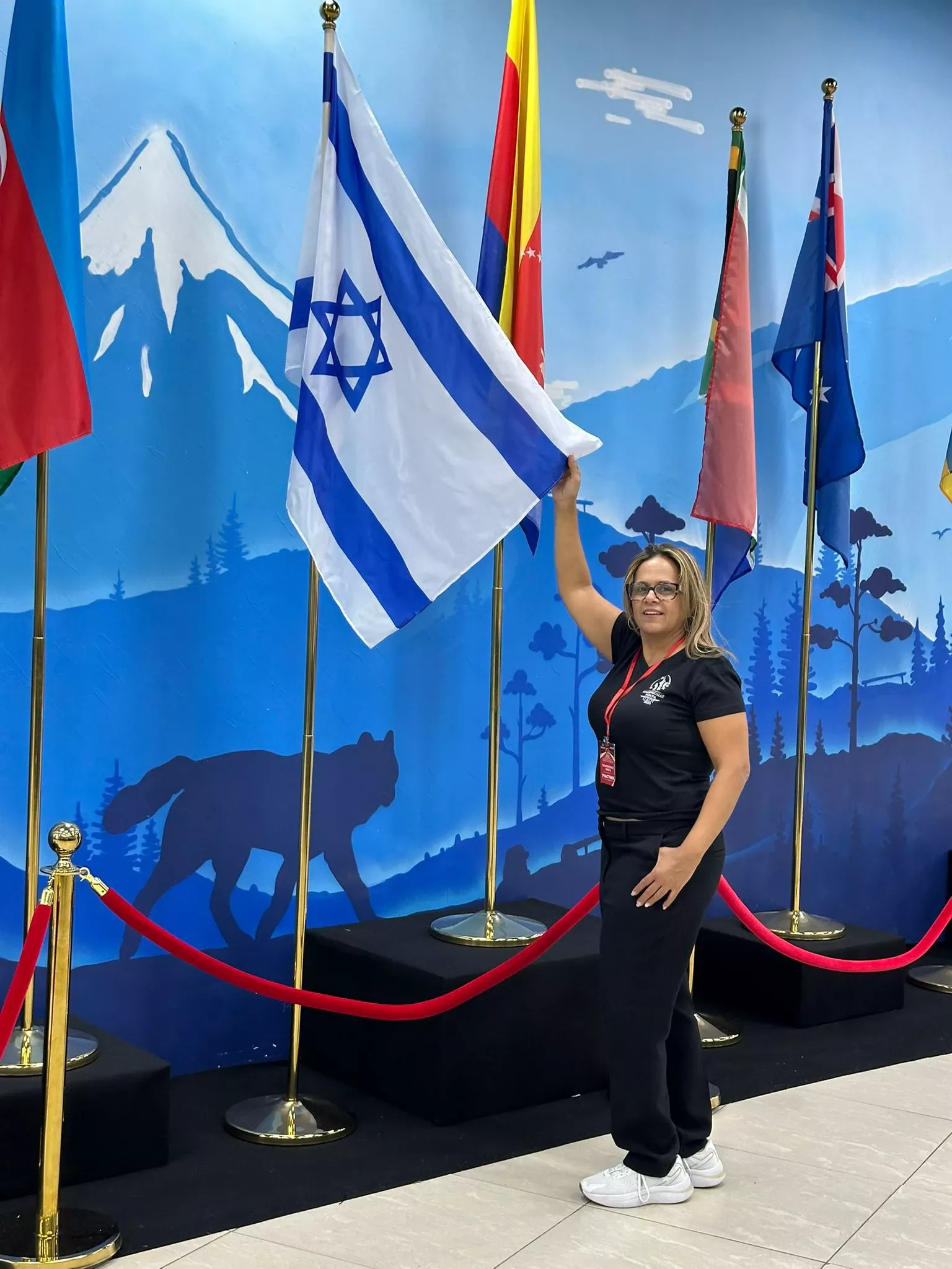 נערה בחליפה שחורה עם דגלים ישראליים בחזרה