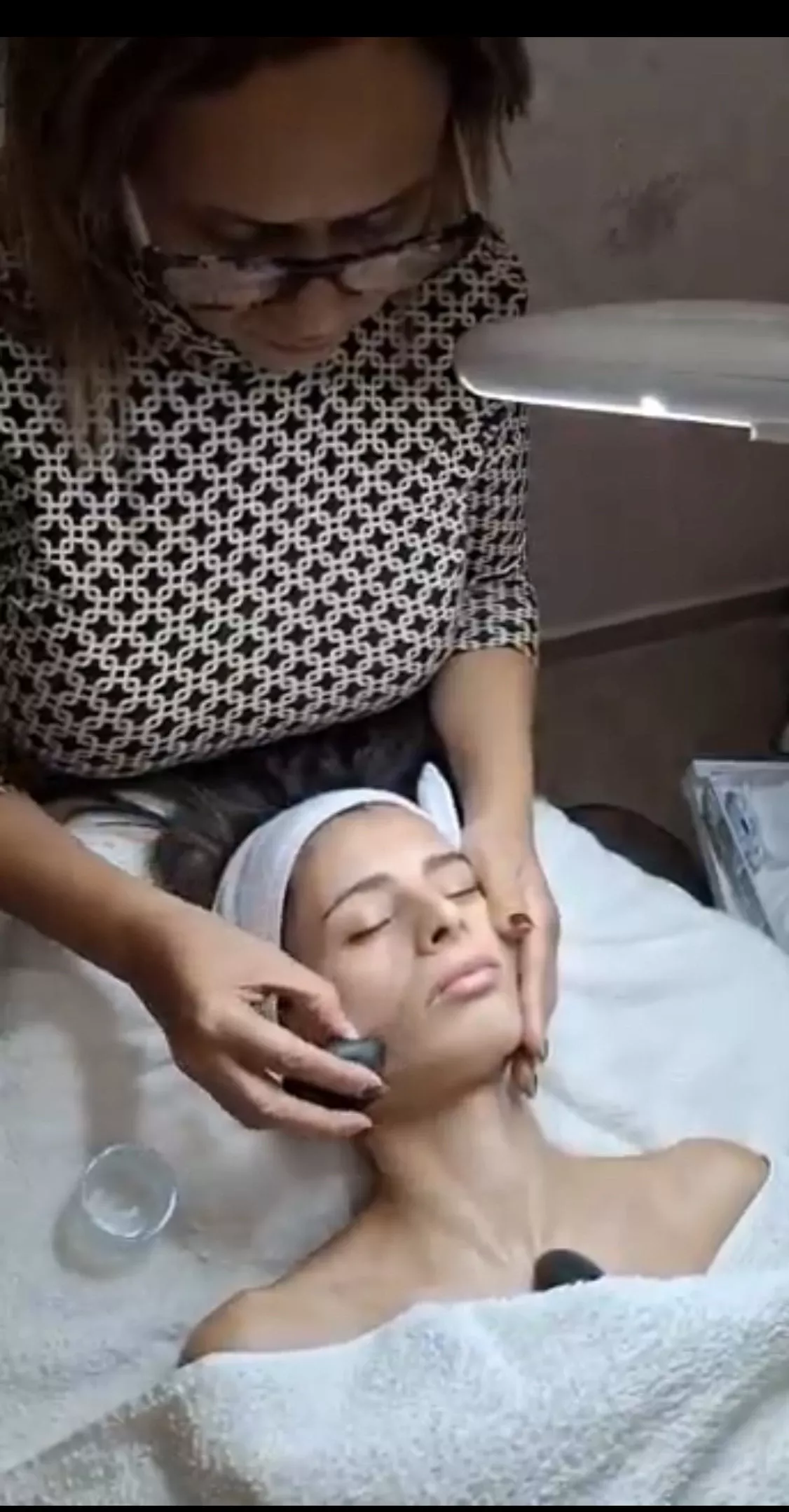 טיפול ניקוי עמוק בפנים עם אבנים חמות בסלון